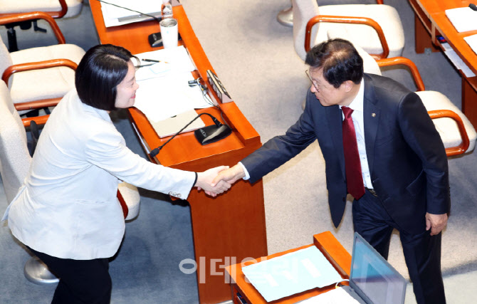 [포토]예산결산특별위원회, '악수하는 이소영-박형수'
