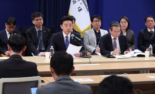 강훈식 "원유·나프타 수급 위해 중동행…26척 호르무즈 통과 방안 마련 중"
