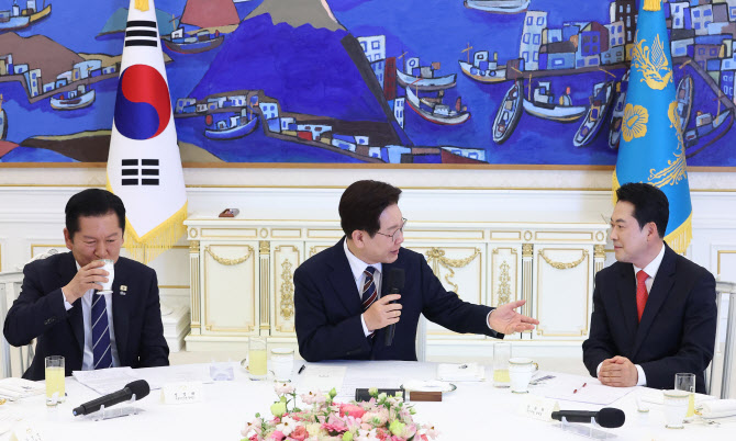 [속보] 李대통령 “추경, 국회서 충분히 토론…불필요한 부분 삭감 조정될 수 있어”