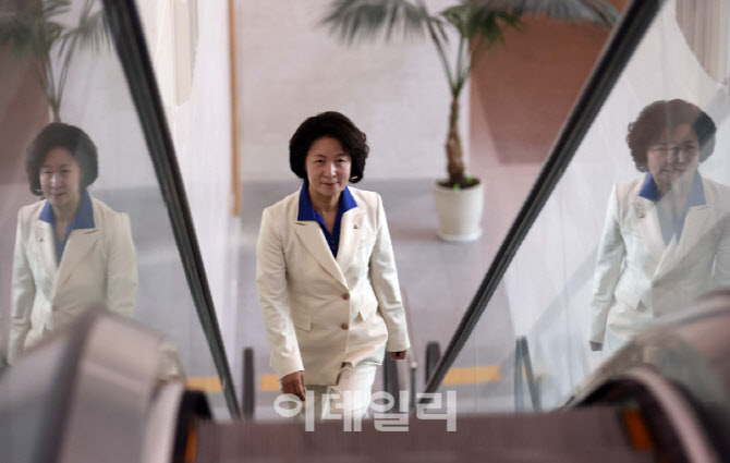 [포토]기자회견장 향하는 추미애 경기도지사 후보