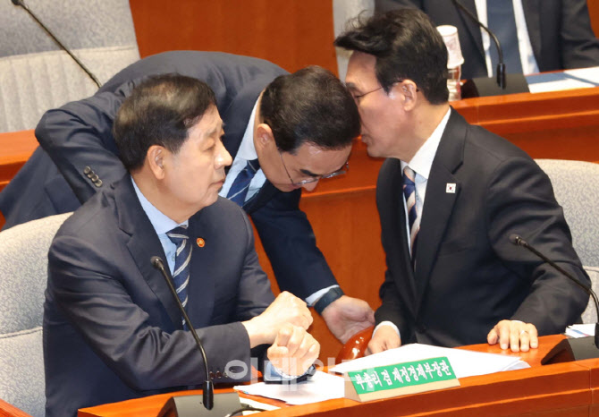[포토]예결위 전체회의, '대화하는 김민석-박홍근-구윤철'