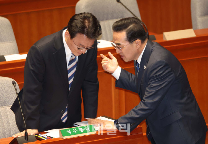 [포토]예산결산특별위원회 '대화하는 김민석-박홍근'