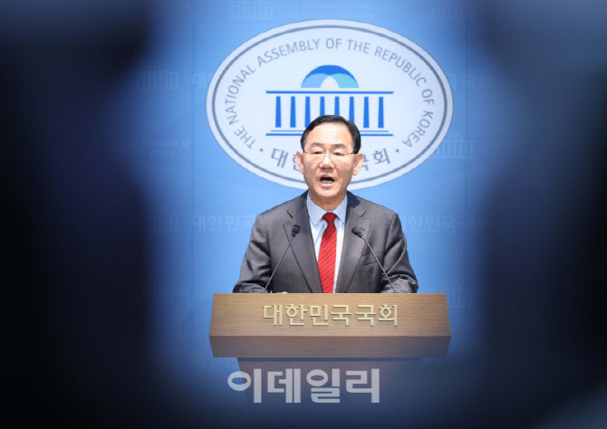 [포토]주호영, '가처분 항소심 판단 나오면 최종 거취 결정'