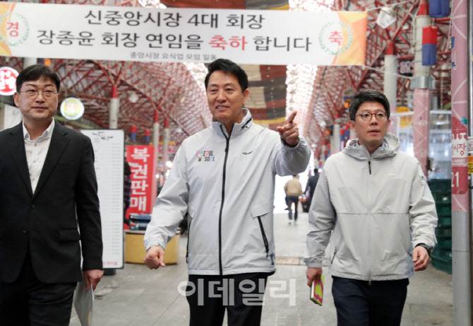 [포토] 신중앙시장 방문하는 오세훈 서울시장
