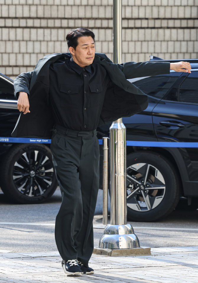 [포토]위증 혐의 공판 증인 출석하는 박성웅