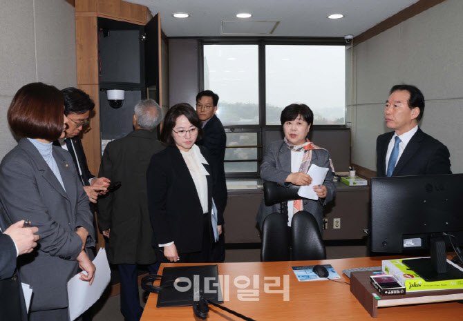 [포토]조작기소 국조특위, '영상녹화조사실 현장 방문'