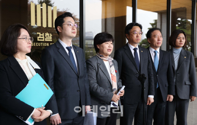 [포토]서울중앙지검 현장조사 마친 조작기소 국조특위