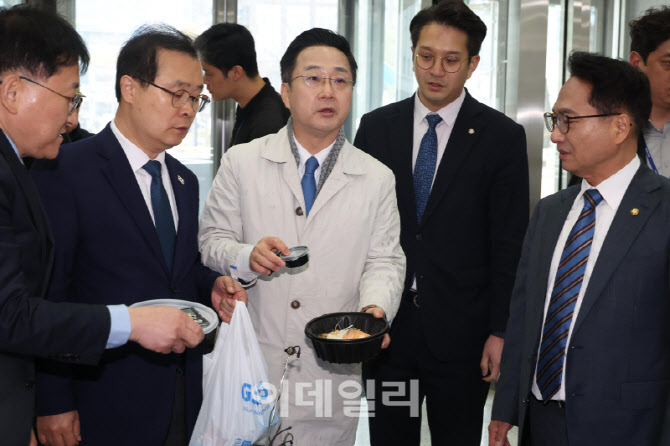 [포토]조작기소 국조특위, '연어회 덮밥 들고 수원지검 현장 방문'