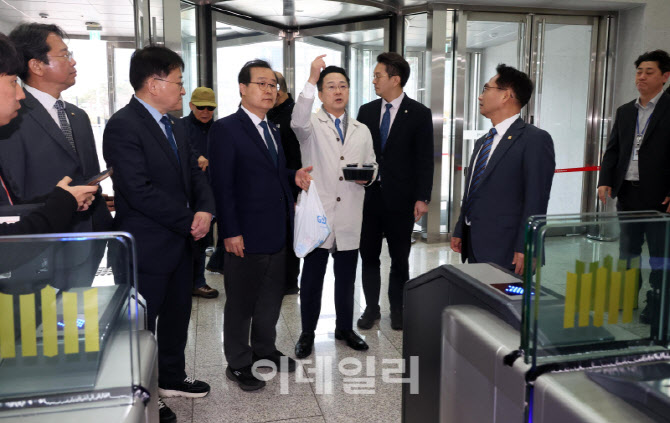 [포토]조작기소 국조특위, '연어회 덮밥에 소주 들고 수원지검 현장 방문'
