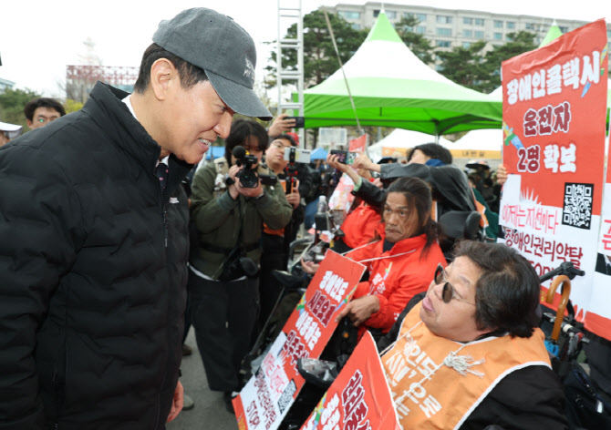 [포토]전장연 관계자와 대화하는 오세훈 시장