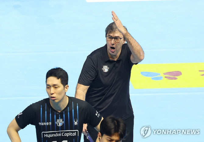 KOVO "블랑 감독 부적절 언행에 유감"...챔프전 5차전에 영향?