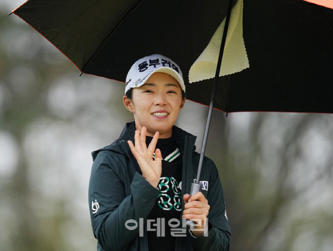 [포토]김수지,우산속 미소 손인사