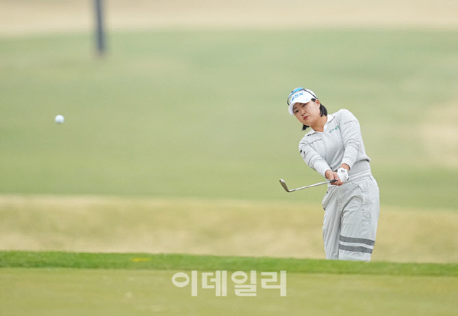 [포토]홍진영,핀을 노리는 어프로치