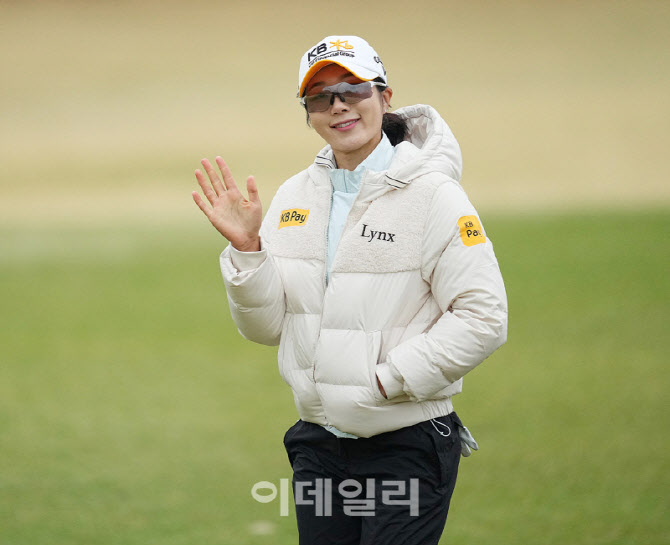 [포토]안송이,첫 날 밝은 미소 손인사