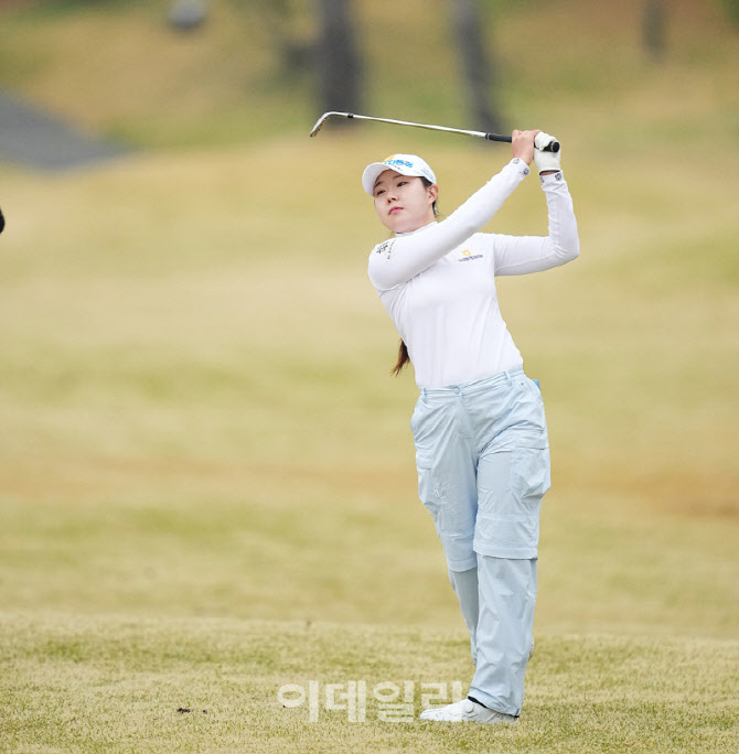 [포토]최정원,버디위해 핀에 붙인다