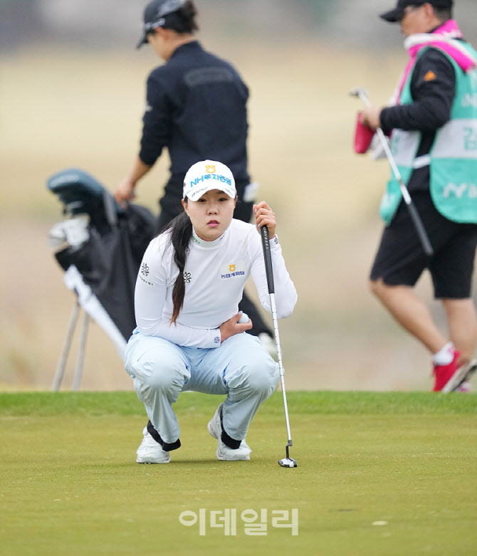 [포토]최정원,퍼트라인을 파악한다