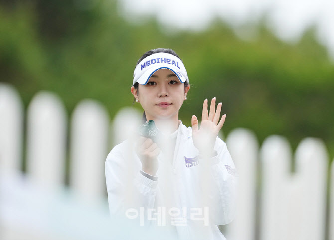 [포토]홍예은,울타리속 미소 손인사