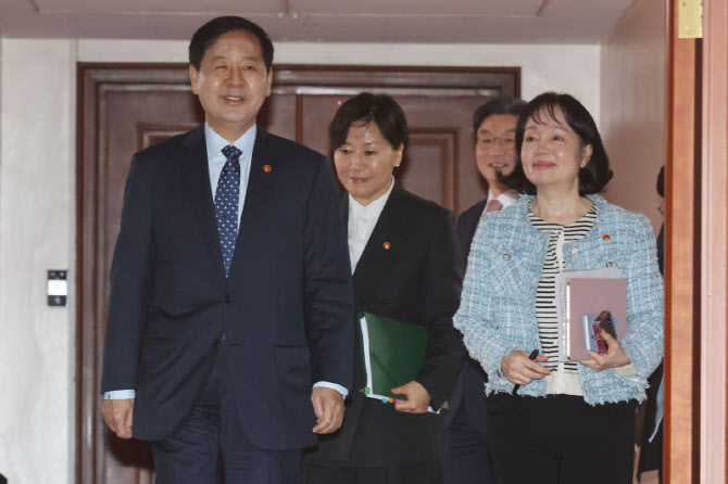 [포토]경제관계장관회의 참석하는 구윤철 부총리와 국무위원들