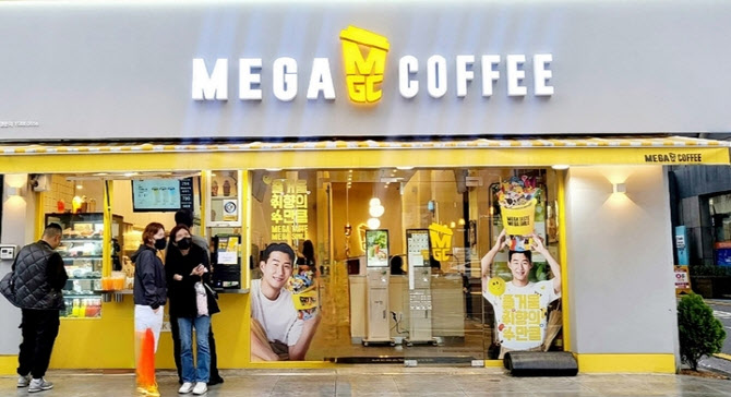 고물가에 `저가커피` 날았다…메가커피, 작년 매출 30% 껑충
