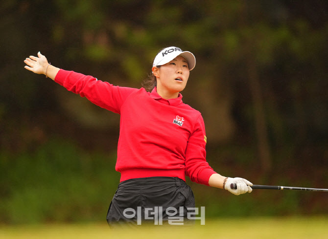 [포토]박서진,타구 방향 확인해줘요