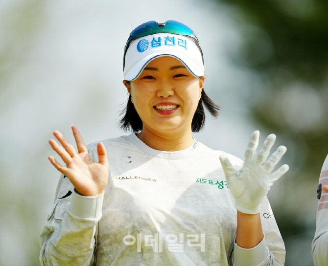 [포토]홍진영,출발은 밝은 두손인사