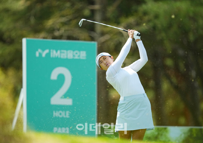 [포토]김민주,홀인원 아니면 붙어라