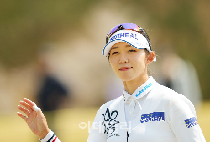 [포토]배소현,미소 손인사로 이동해요