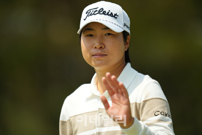 [포토]김지수,차분한 손인사
