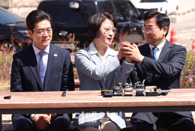 [포토]박찬대 인천시장 후보 손 잡은 추미애 경기도지사 후보