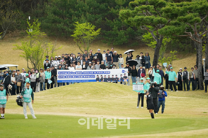 [포토]김민솔,우승 축하하는 구단 식구들