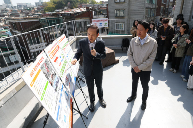 [포토]관계자 설명듣는 오세훈 서울시장