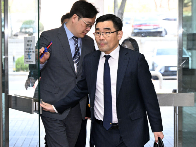 [포토]법정으로 향하는 장우성 내란특검팀 특검보