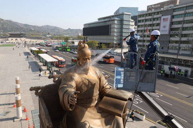 [포토] 세종대왕 동상 세척작업