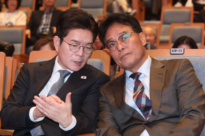 [포토]정원오 후보-정한호 이사장, 서울도시정비조합협회 간담회에서 대화