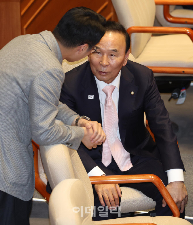 [포토]본회의 대화하는 박덕흠-박준태