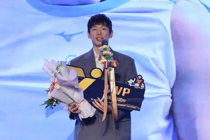 '불혹 세터의 품격-기록으로 증명한 파워' 한선수·실바, V리그 남녀 MVP