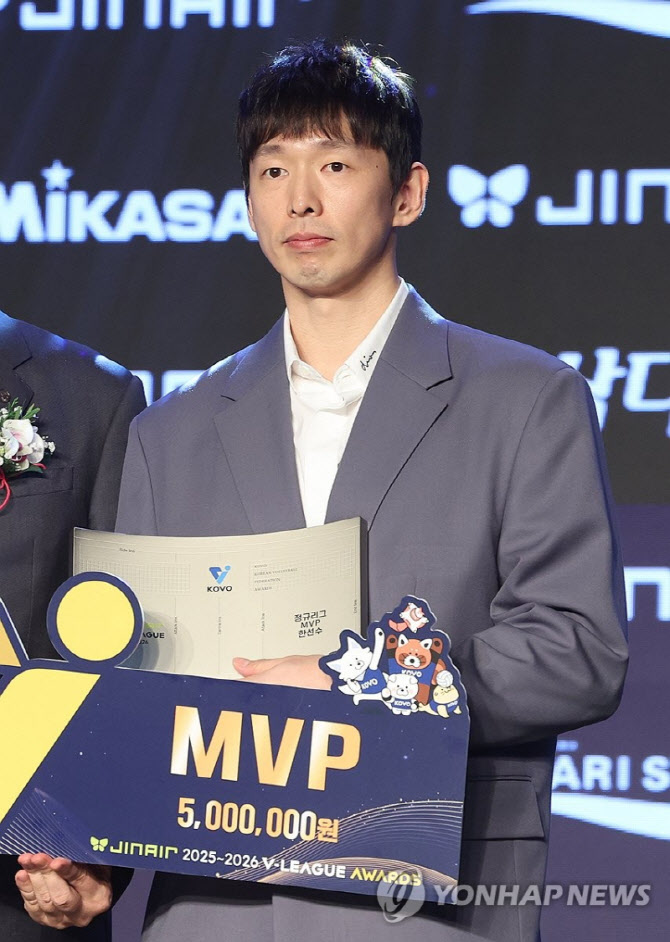 "실패가 나를 키웠다" 불혹의 세터가 보여준 품격...MVP 한선수