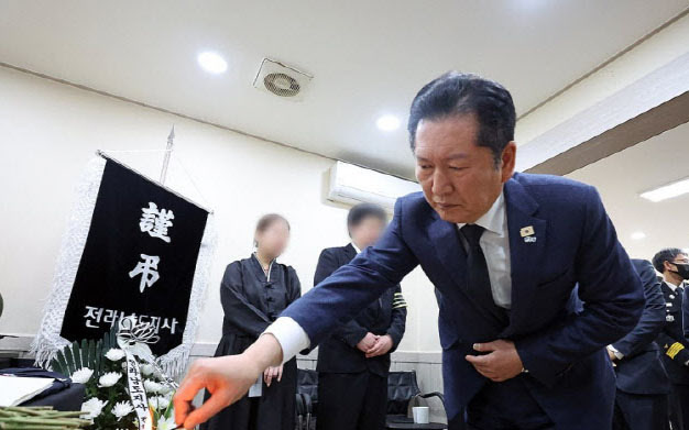 완도 순직 소방관 조문한 정청래 "희생 헛되지 않게 할 것"