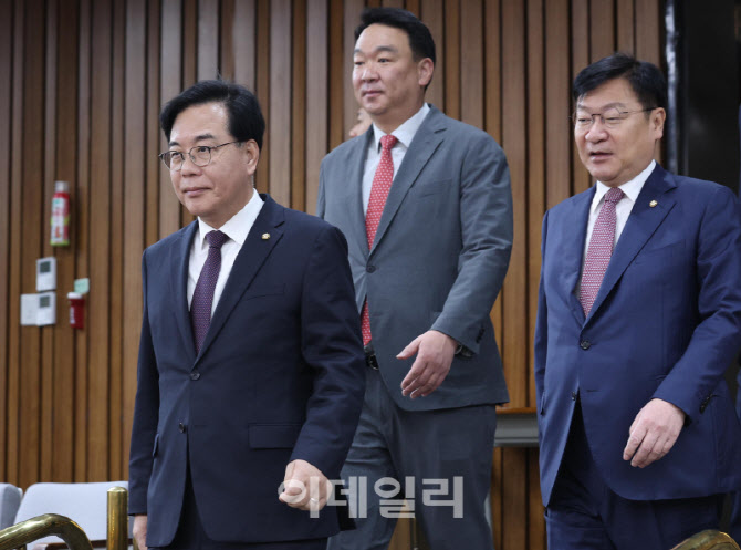 [포토]원내대책회의 참석하는 송언석-정점식
