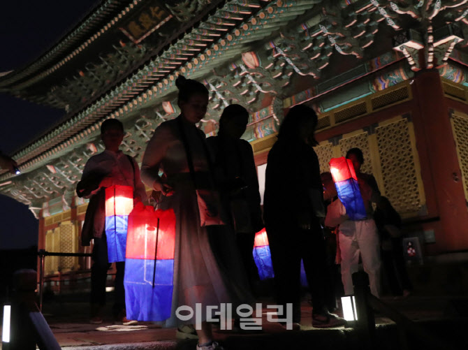 [포토] 청사초롱 들고 달밤에 고궁 산책