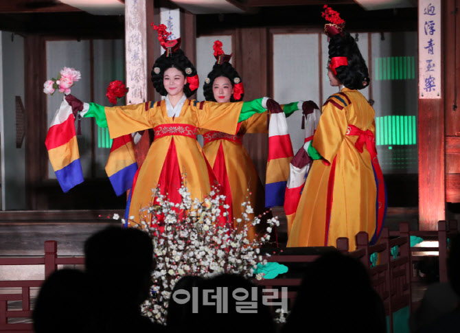 [포토] 한 밤에 즐기는 궁중 공연