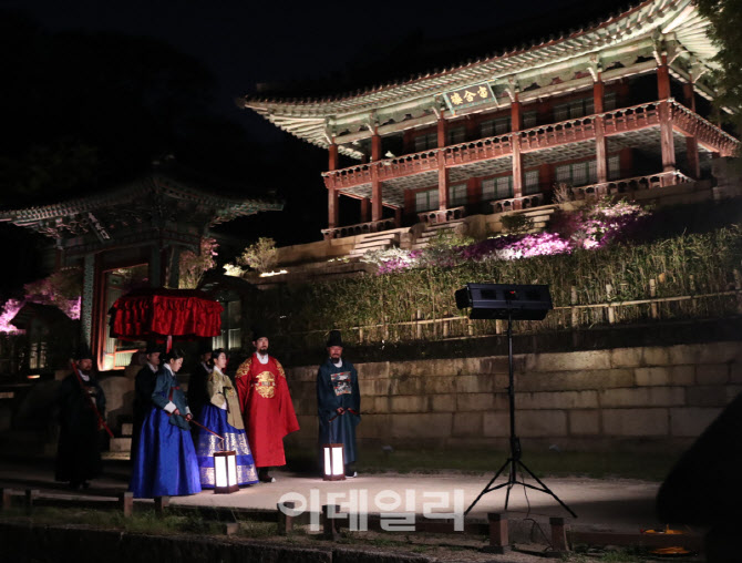 [포토] 창덕궁 야간 산책하는 임금님
