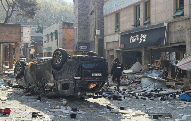가게 앞 '카니발' 방패 역할...청주 가스 폭발, 대형 참사 막아