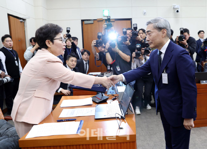 [포토]인사청문회, '악수하는 임이자-신현송'