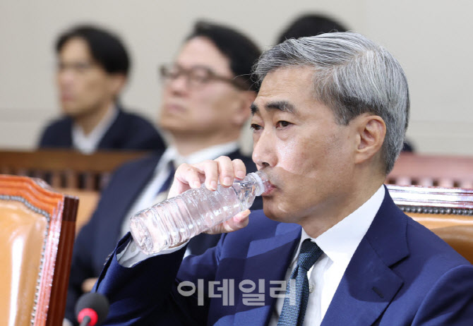 [포토]인사청문회, '물 마시는 신현송 한은총재 후보자'