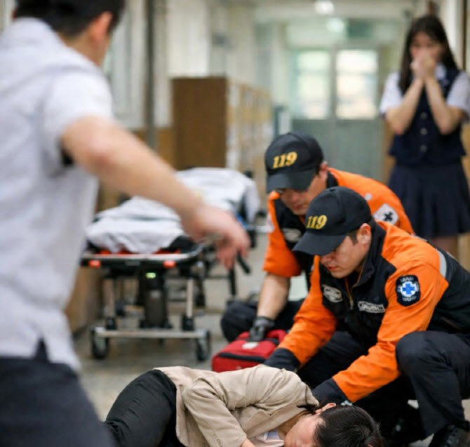 "중학생이 교사 밀쳐 뇌진탕"...출석 정지