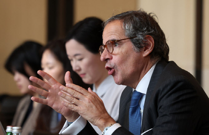 [포토]질의에 답하는 라파엘 그로시 국제원자력기구(IAEA) 사무총장