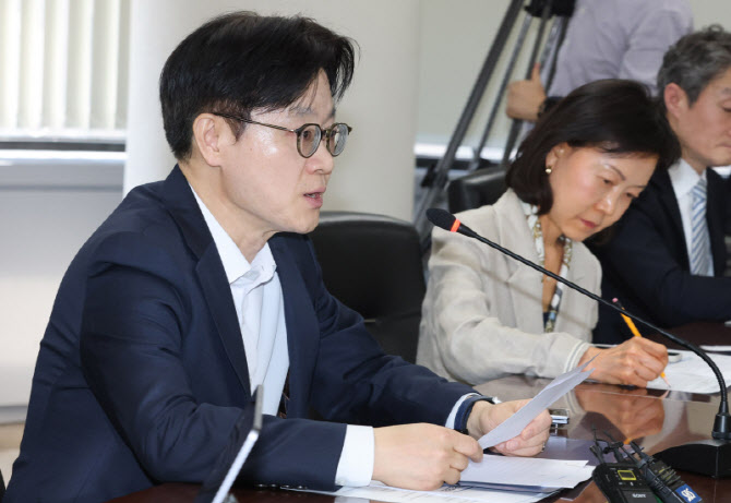 [포토]원유·나프타 수급 애응 점검회의 주재하는 김정관 장관