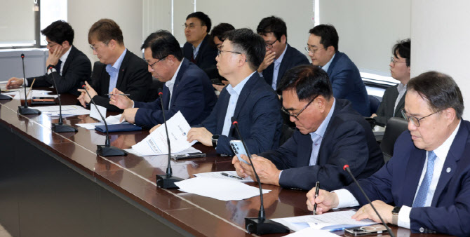 [포토]김정관 산업통상자원부 장관 발언 경청하는 원유·나프타 기업 관계자들