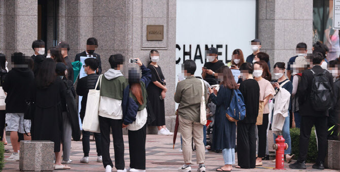 과시적 소비 성향, 탄탄한 리셀 수요…'에루샤', 한국서 실적 채웠다